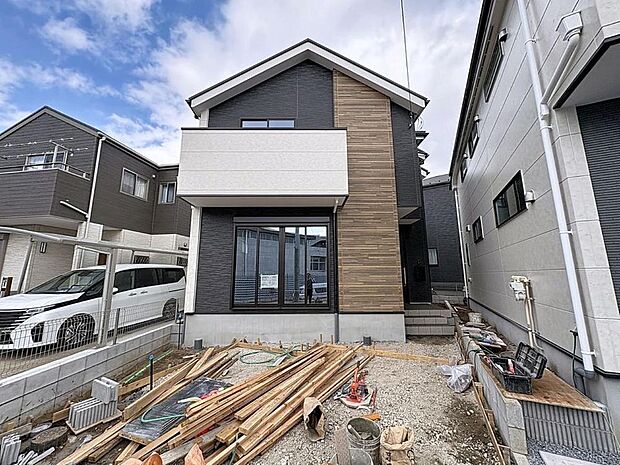 「外観」チュラルな色使いとスタイリッシュなフォルムで存在感を漂わせる街並み。都会的な外観と、雰囲気のある街並みがマッチし、新生活の情景を生み出します。