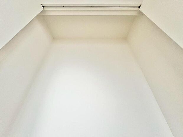 「収納完備」居室には収納スペースを完備し、自由度の高い家具の配置が叶うシンプルな空間です。