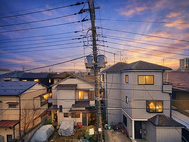 「穏やかな街並みの眺望」穏やかな街並みを一望しながら、爽やかな風と柔らかく降り注ぐ陽光を感じて頂けます。心地良い開放感が暮らしにゆとりと充足感をもたらします。