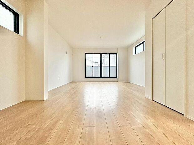 「南東向き、3面採光で陽当たり・通風良好。」家族の暮らしに思いを馳せて、日常のワンシーンを表現した空間。シンプルな機能美とスマートな空間美。家族みんなが自然体で過ごせる心地良さ生み出しています。