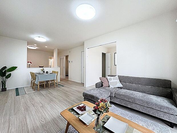 「寛ぎ空間。リビング」家族の会話や笑顔が行き交うリビングで、大きなソファやダイニングテーブルでゆったり食事をしたりくつろぎたい。そんな夢が叶えられる空間です。