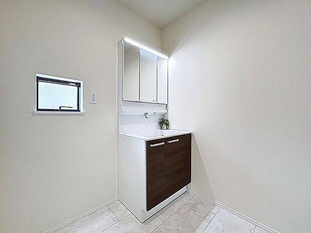 「洗面台」シンプルだからこそ使いやすい。スタンダードなデザインの洗面ボウルは清潔感あるホワイトです。