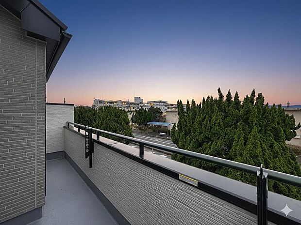 「穏やかな街並みの眺望」穏やかな街並みを一望しながら、爽やかな風と柔らかく降り注ぐ陽光を感じて頂けます。心地良い開放感が暮らしにゆとりと充足感をもたらします。