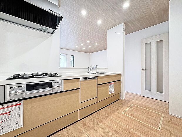 「カウンターキッチン。」キッチンスペースは、ゆとりの広さを確保。開放的な対面式キッチンなので、ご家族との会話を楽しうことはもちろん、お子様を見守りながら家事時間を進められます。