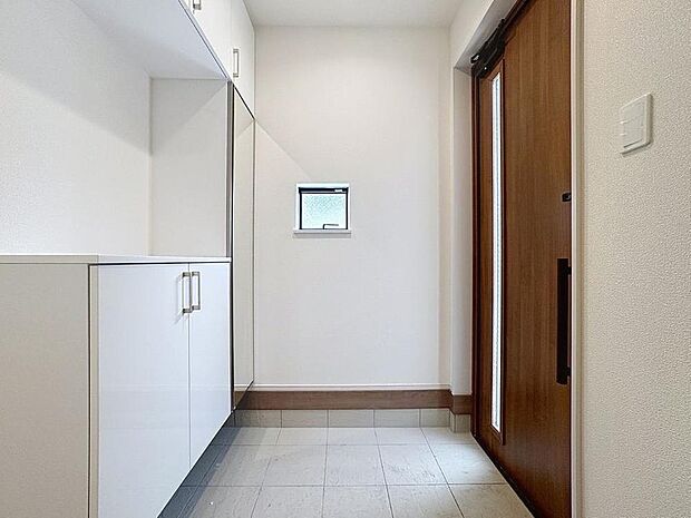 「玄関」家の中でお客様を迎える最初の場所である玄関。豊富な玄関収納で、常に綺麗に保つことが出来ます。