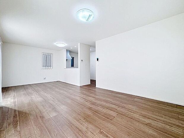 「19帖。ゆとりのLDK」広々約19帖のLDK。家族団らんの場やソファーでゆっくりとくつろぐスペースにオススメです。