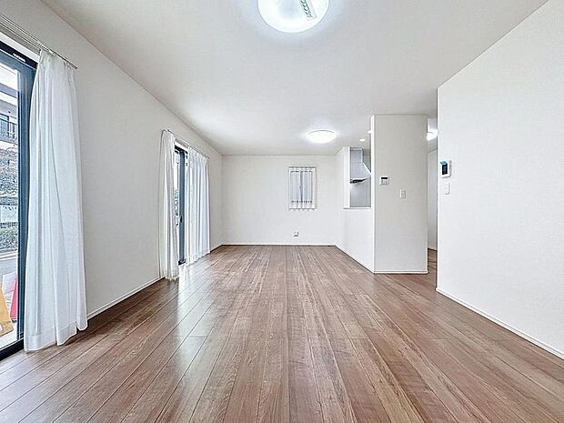 「穏やかな時が流れる癒しの空間」穏やかな光が明るくリビングルームを包みます。心地よい空間が、ご家族のかけがえのない時間に優しく寄り添います。