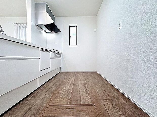 「窓あり×キッチン。」作業スペースを多くとったキッチンには、コンロ横にスリット窓を設置し通気性と明るさを取り入れました。