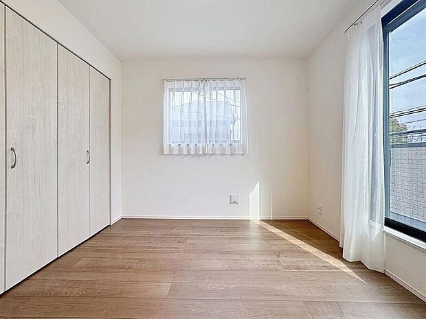 「二面採光・通風良好◎」居室に窓が2ヶ所あるので、明るさの確保と、風の通り道ができることで換気のしやすいお家になっています。