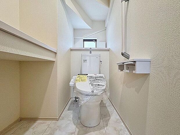「温水洗浄便座付きトイレ」トイレは快適な温水洗浄便座付です。清潔感のあるホワイトで統一しました。いつも清潔な空間であって頂けるよう配慮された造りです。