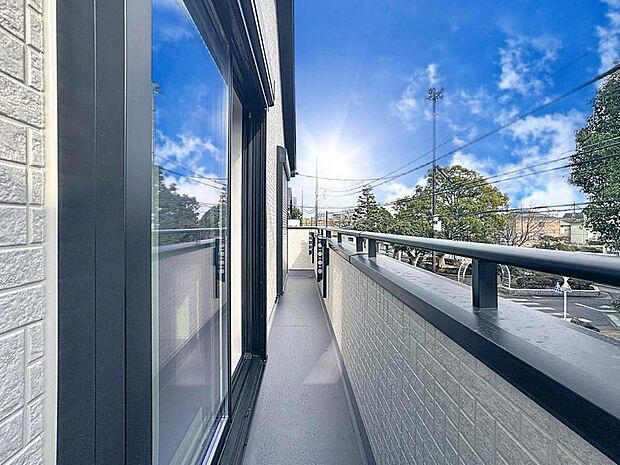 「バルコニー」都市型生活をより快適にコーディネートするかのように、周りの情景とマッチしたバルコニー。住まうご家族の心地よさを最優先したバルコニーでは様々な時間を楽しめます。