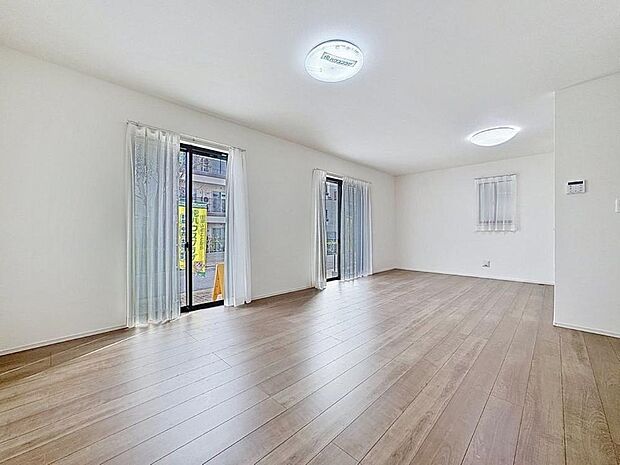 「採光面の多いLDK。」団欒の場であるリビングには採光窓を多く取り入れていますので、暖かな陽光と心地よい風が贅沢に降り注ぎます。