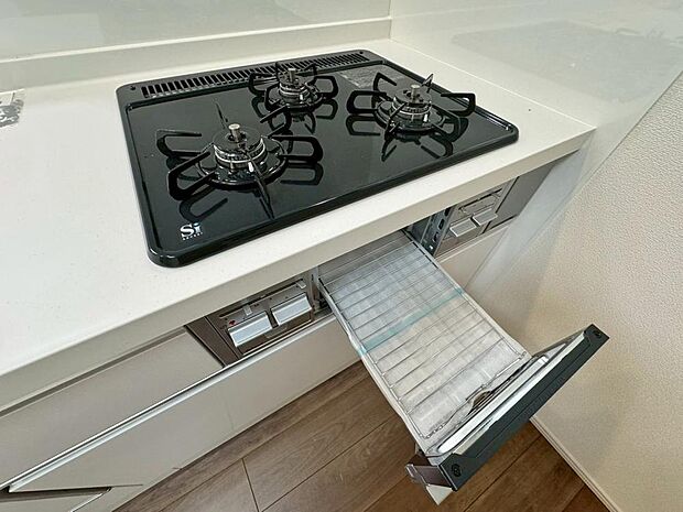 毎日料理をする、料理が好き、家族が多くて量を作る必要がある、等の方々にとっては必須の3口コンロ。同時進行で効率アップはもちろん鍋を移動する回数が減り、無駄な動きを軽減することが出来ます。