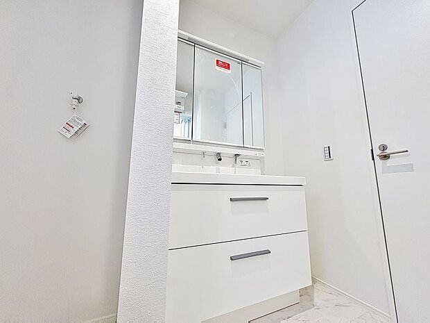 「洗面台」洗面台には三面鏡を採用。身だしなみを整えやすい事はもちろんですが、鏡の後ろに収納スペースを設ける事により、散らかりやすい洗面スペースをすっきりさせる事が出来るのも嬉しいですね。