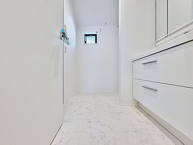 「洗面所」明るく清潔感のある色調で纏められた洗面室は、機能性に富んだ三面鏡と使い勝手の良い収納を完備した洗面台を設置しております。