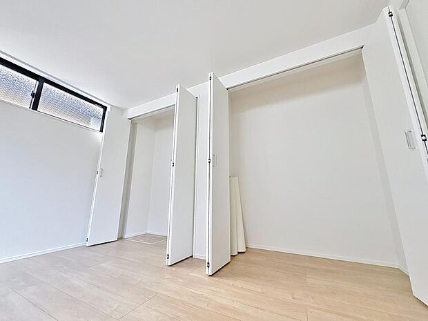 「収納完備」居室には収納スペースを完備し、自由度の高い家具の配置が叶うシンプルな空間です。