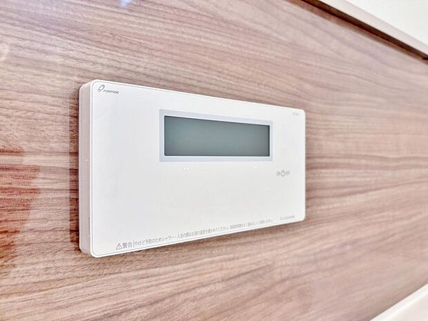 お風呂場と台所に操作リモコンがあり、キッチン近くにある給湯リモコンは、お料理の最中でもリビングで寛いでいるなかでもボタン一つで簡単に沸かせて便利ですね。