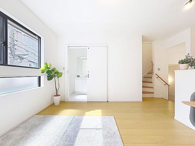 「リビングイン階段。。」大きな窓辺からの日差しが暖かい室内は、自然と住まう人の気分も明るくなり、リビングでの素敵なワンシーンが演出されます。