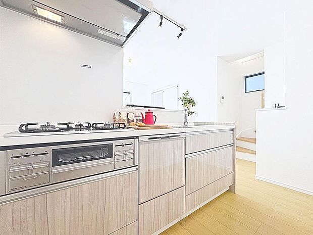 「対面式キッチン仕様」キッチンスペースは、ゆとりの広さを確保。開放的な対面式キッチンなので、ご家族との会話を楽しうことはもちろん、お子様を見守りながら家事時間を進められます。