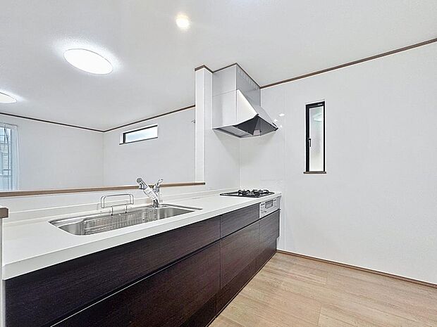 「美しく・使いやすい」優しい温もりを醸し出すカウンターキッチンは料理の為の配慮を散りばめられた仕様です。家事をしながらリビングの様子を見守れる安心感もあります。