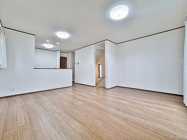 「のんびり過ごせるLDK」朝は爽やかな日差しを浴びながら、家族みんなでおいしい朝食。昼下がりには読書やお昼寝でもしながらのんびりと過ごすひと時。家族が集まる空間を、一番明るい空間に。