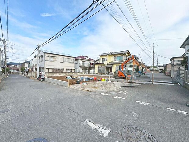 「前面道路」光り溢れる爽やかなお家。閑静な住宅地につき静かで穏やか採光窓が多く風通しも良好です。