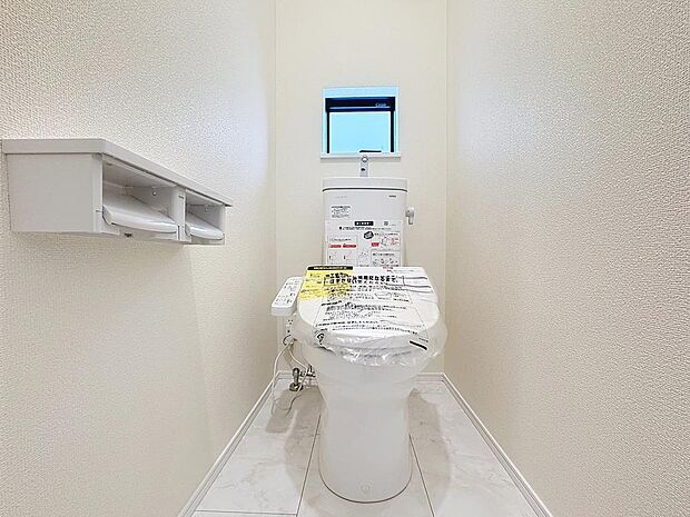 「温水洗浄便座付きトイレ」トイレは快適な温水洗浄便座付です。清潔感のあるホワイトで統一しました。いつも清潔な空間であって頂けるよう配慮された造りです。