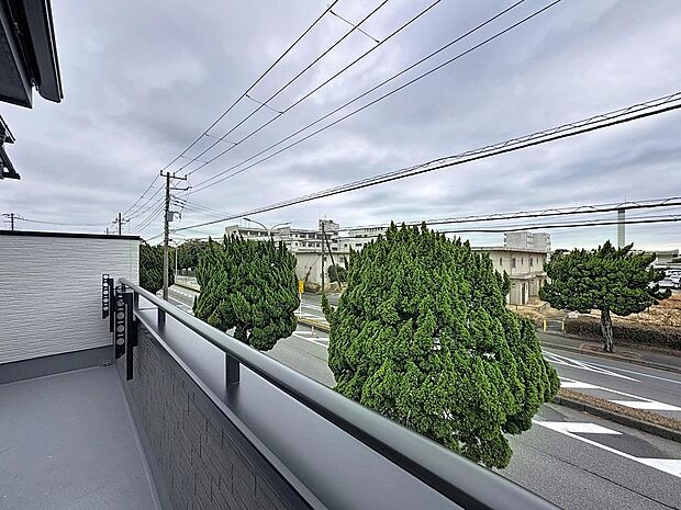 「穏やかな街並みの眺望」穏やかな街並みを一望しながら、爽やかな風と柔らかく降り注ぐ陽光を感じて頂けます。心地良い開放感が暮らしにゆとりと充足感をもたらします。