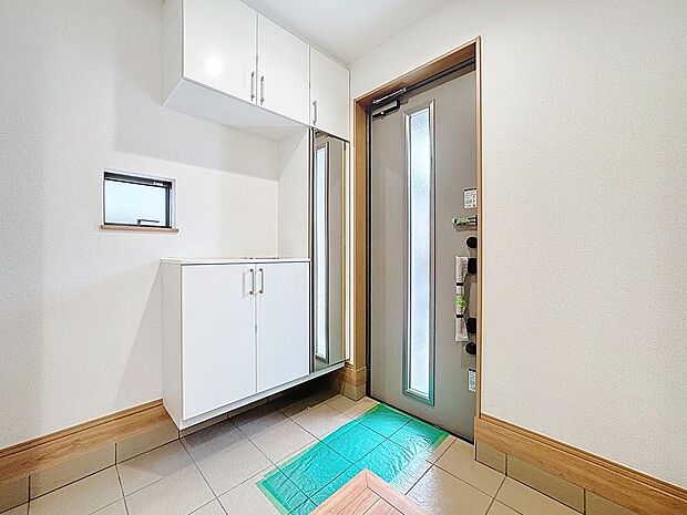 「玄関」人を迎え入れる最初の場所だからこそ、清潔感があり纏まった空間にして頂ける様にゆとりあるシューズボックスを設置しました。おでかけの時も帰宅の時も、すっきりとした玄関は気持ちが良いものです。