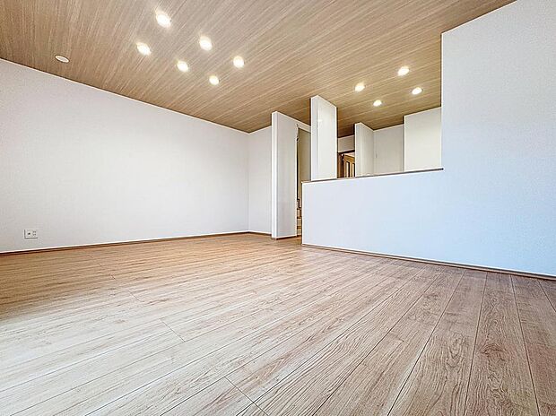 「ナチュラルテイスト×ダウンライト」天井に埋込タイプのダウンライトは、室内を広く感じさせ、お部屋を柔らかく照らし、上品な雰囲気を造ります。