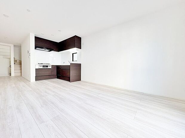 「床暖房完備。LDK」LDK一部には、床暖房があります。エアコンとは違いホコリが舞わないので、小さなお子様やペットと暮らしているご家庭にもおすすめです。