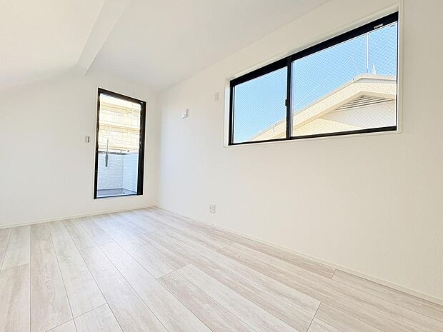 「二面採光・通風良好◎」居室に窓が2ヶ所あるので、明るさの確保と、風の通り道ができることで換気のしやすいお家になっています。