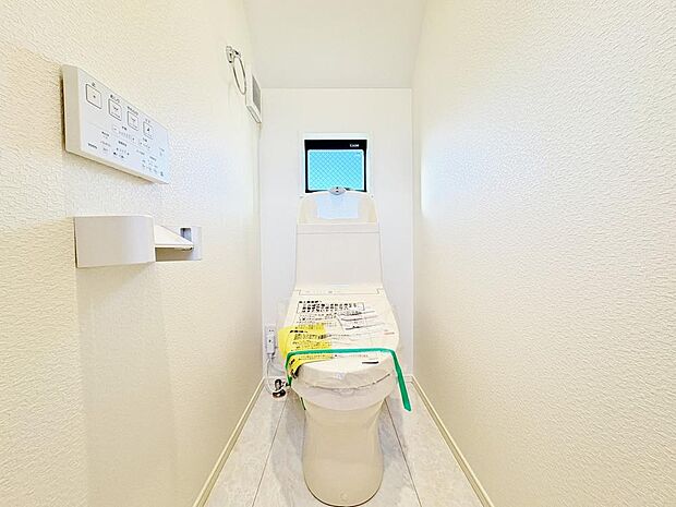 「温水洗浄便座付きトイレ」トイレは快適な温水洗浄便座付です。清潔感のあるホワイトで統一しました。いつも清潔な空間であって頂けるよう配慮された造りです。
