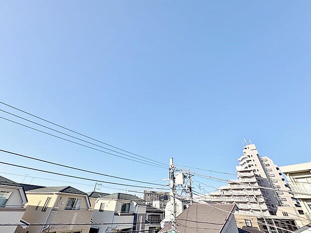 「穏やかな街並みの眺望」穏やかな街並みを一望しながら、爽やかな風と柔らかく降り注ぐ陽光を感じて頂けます。心地良い開放感が暮らしにゆとりと充足感をもたらします。