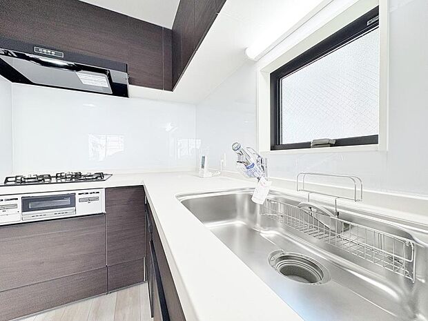 「L字型キッチン。。」キッチン内での移動を少なくできるメリットがあります。家事動線をよくしたい」「収納を多くしたい」など幅広い目的に対応できるレイアウトを実現できます。