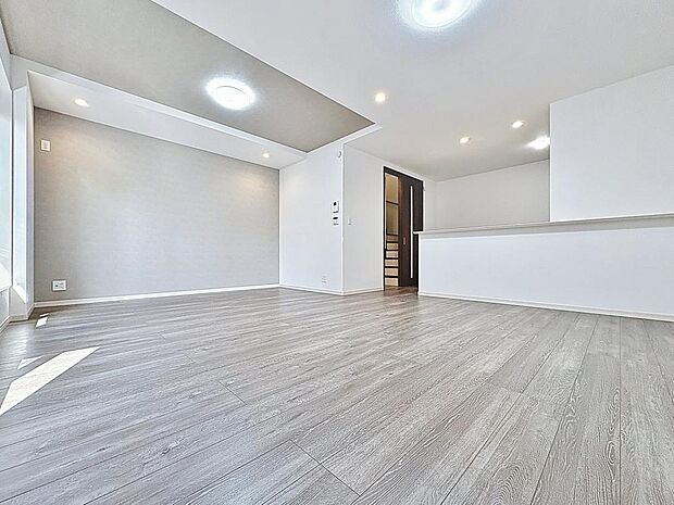 「ナチュラルテイスト×ダウンライト」天井に埋込タイプのダウンライトは、室内を広く感じさせ、お部屋を柔らかく照らし、上品な雰囲気を造ります。(画像内の家電・家具等はCGです。本物件には付帯されません。)