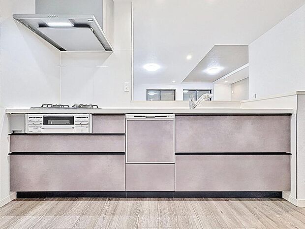 「家事時短の叶うキッチン◎」効率よくお料理ができる3口コンロ・食洗機・出し入れしやすいスライド収納を完備したシステムキッチン。確かな機能性を実感頂けます。