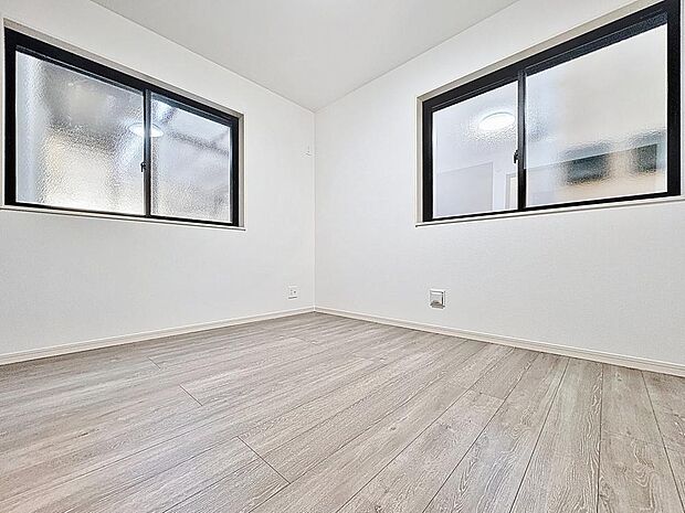 「二面採光・通風良好◎」居室に窓が2ヶ所あるので、明るさの確保と、風の通り道ができることで換気のしやすいお家になっています。