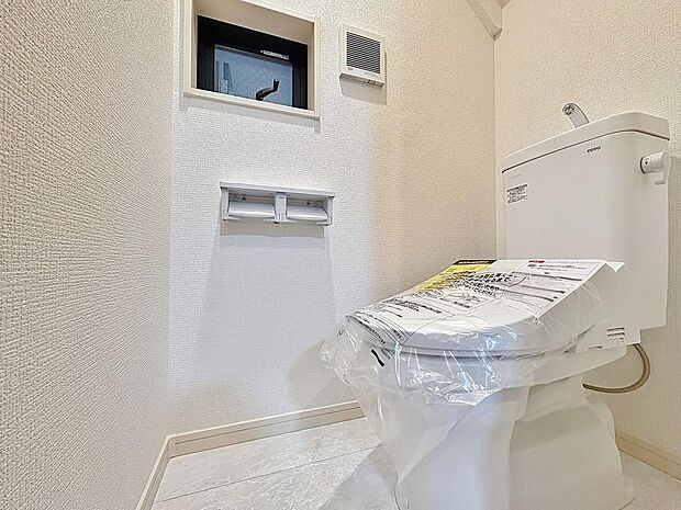 「温水洗浄便座付きトイレ」トイレは快適な温水洗浄便座付です。清潔感のあるホワイトで統一しました。いつも清潔な空間であって頂けるよう配慮された造りです。