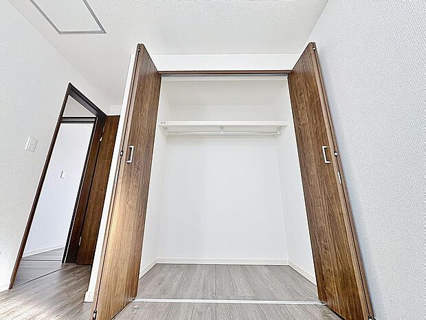 「収納豊富。」収納の多さも魅力です。使い勝手の良い収納を豊富に設置しております。居住スペースを充分に確保することができる為、ゆとりある室内で、ゆっくりとご寛ぎいただけます。