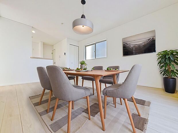 「家族団欒の寛ぎ空間」家族の会話や笑顔が行き交うリビングで、大きなソファやダイニングテーブルでゆったり食事をしたりくつろぎたい。(画像内の家電・家具等はCGです。本物件には付帯されません。)