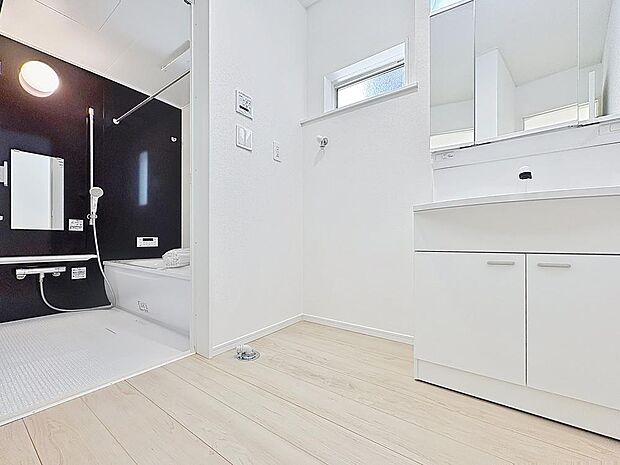 「清潔な印象の洗面室」明るく清潔感のある色調で纏められた洗面室は、機能性に富んだ三面鏡と使い勝手の良い収納を完備した洗面台を設置。洗濯機置場も完備し、大変充実しております。