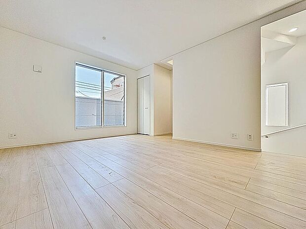 「憩いの場リビング」くつろぎを愉しむリビングルームは憩いの場となります。リビングとダイニングの空間機能を活かし、巧みに使い分ける発想が、ライフスタイルに新しいゆとりをもたらします。