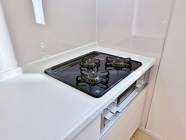 毎日料理をする、料理が好き、家族が多くて量を作る必要がある、等の方々にとっては必須の3口コンロ。同時進行で効率アップはもちろん鍋を移動する回数が減り、無駄な動きを軽減することが出来ます。