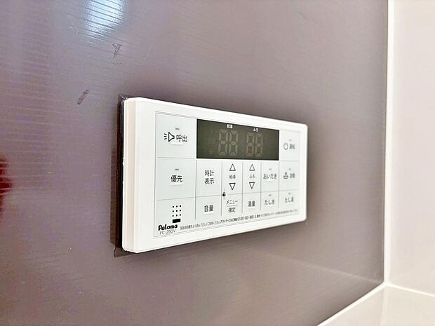 お風呂場と台所に操作リモコンがあり、キッチン近くにある給湯リモコンは、お料理の最中でもリビングで寛いでいるなかでもボタン一つで簡単に沸かせて便利ですね。