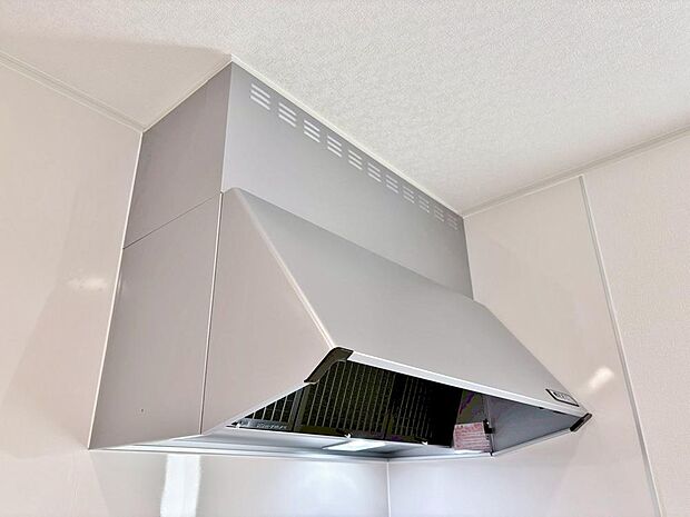 昨今主流のスリムタイプのレンジフード。そのスタイリッシュな見た目から、インテリアとしても高い人気がある型です。また、スリム型の大きなメリットとして、掃除のしやすさがあります。
