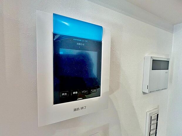 「見える安心」をカタチにしました。誰が来てもわかる様にモニター付きインターホンを設置。家事導線を考慮した個所に設置し、防犯性と利便性に優れ快適と安らぎを合わせた優しい設計。