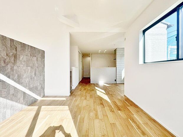 「穏やかな時が流れる癒しの空間」穏やかな光が明るくリビングルームを包みます。心地よい空間が、ご家族のかけがえのない時間に優しく寄り添います。