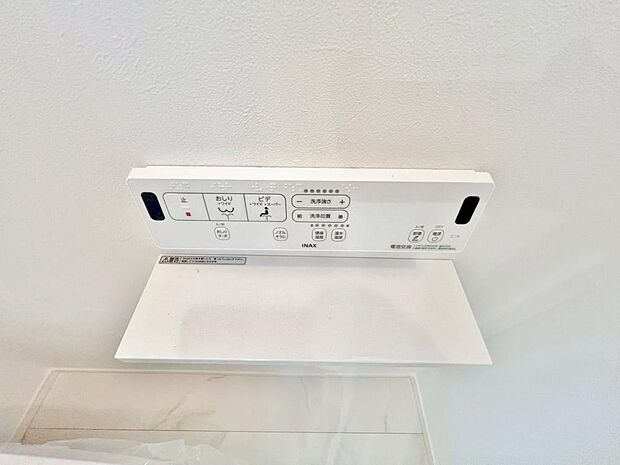 温水によって洗浄する機能を持った便座ノズルの形で便器と一体化し、さらに電気制御式としたもの。