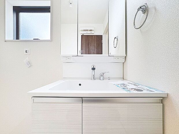 身だしなみのチェックがしやすい大きな鏡、下には収納がたっぷり。スッキリとした空間を演出いたします。